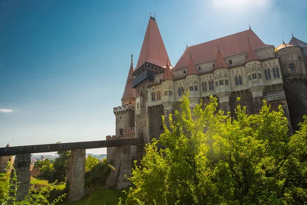 Castillo Hunyad. Castillo de Corvin en Hunedoara, Rumania. Monumentos del castillo rumano . — Foto de Stock