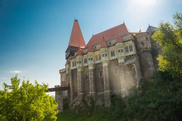 Castillo Hunyad. Castillo de Corvin en Hunedoara, Rumania. Monumentos del castillo rumano . — Foto de Stock