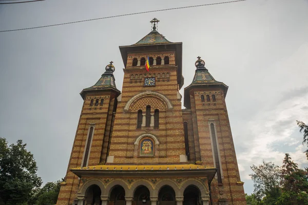 Timisoara, Rumunsko: Ortodoxní katedrála Timisoara je sídlem arcibiskupa z Timisoary a Banatské metropole a je zasvěcena třem svatým hierarchům. — Stock fotografie