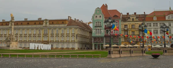 TIMISOARA, ROMANIA: Beautiful colorful old houses with sights in the old town Timisoara — Stock Photo, Image