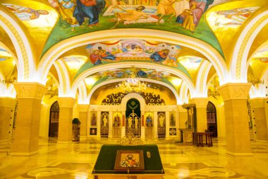 Belgrad, Sırbistan: Tapınağın içi altın tonuyla güzel. Belgrad 'daki Saint Sava Katedrali