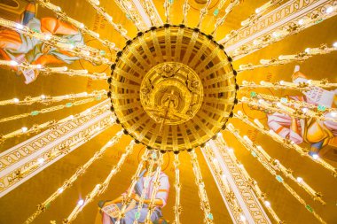 Belgrad, Sırbistan: Tapınağın içi altın tonuyla güzel. Belgrad 'daki Saint Sava Katedrali