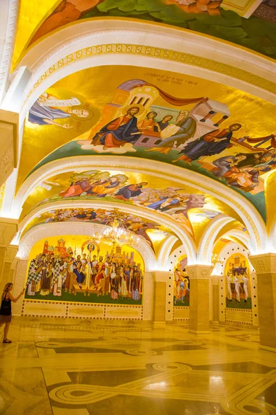 Belgrado, Serbia: Hermoso interior del templo en tonos dorados. Catedral de San Sava en Belgrado — Foto de Stock