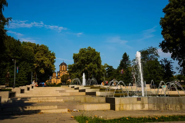 Belgrado, Sérvia: Igreja de São Marcos em segundo plano, Parque Tasmajdan, Belgrado — Fotografia de Stock