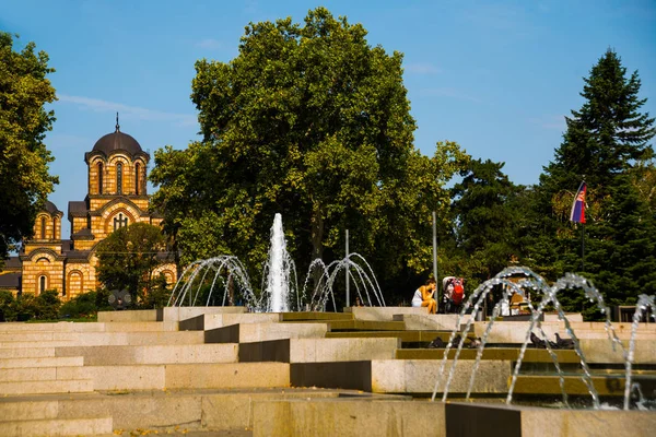 Belgrado, Sérvia: Igreja de São Marcos em segundo plano, Parque Tasmajdan, Belgrado — Fotografia de Stock