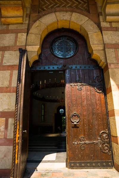 Belgrado, Sérvia: Igreja de São Marcos em segundo plano, Parque Tasmajdan — Fotografia de Stock