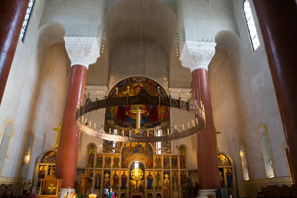 贝尔格莱德，塞尔维亚：背景中的不平等圣马克教堂，Tasmajdan公园 — 图库照片