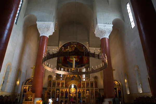 Belgrad, Serbien: im Hintergrund die Kirche des Heiligen Marko, der Tasmajdan-Park — Stockfoto