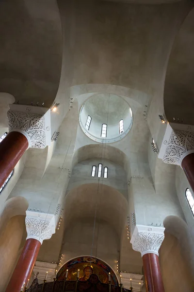 Belgrad, Serbien: im Hintergrund die Kirche des Heiligen Marko, der Tasmajdan-Park — Stockfoto