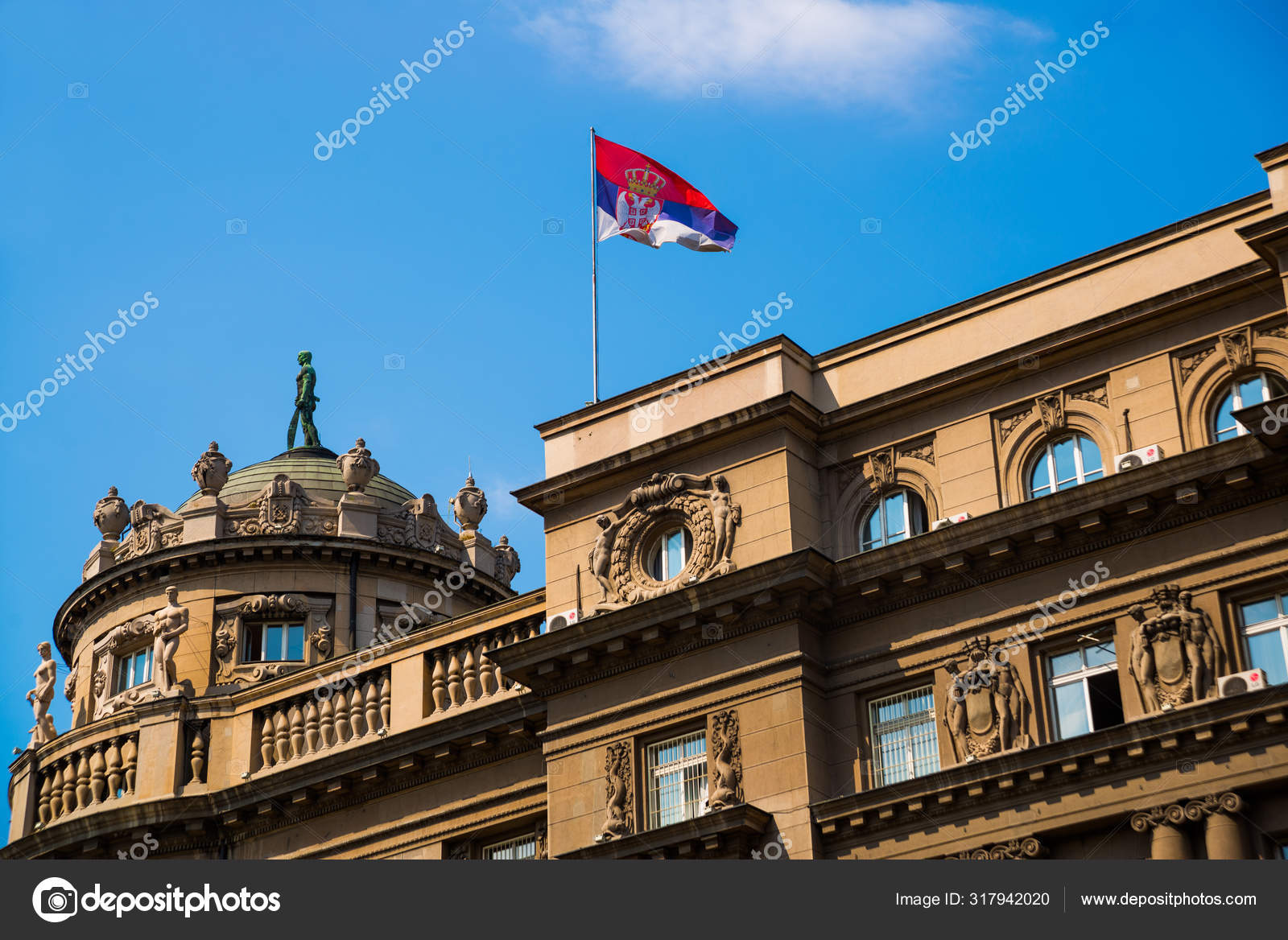 セルビア ベオグラード Beograd セルビアの国旗 旧市街に家がある美しい通り ストックエディトリアル用写真 C A1804