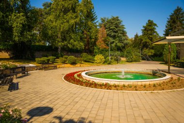 Belgrad, Sırbistan: Çiçek Evi girişinin önündeki çeşme fotoğrafı.