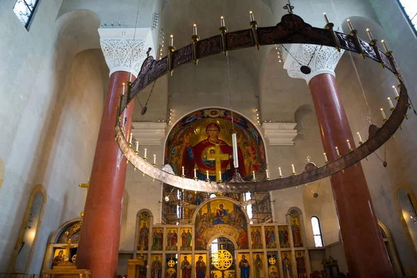 Belgrad, Serbien: im Hintergrund die Kirche des Heiligen Marko, der Tasmajdan-Park — Stockfoto