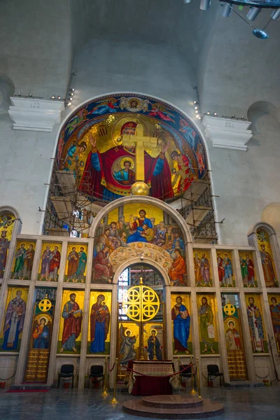 Belgrad, Serbien: im Hintergrund die Kirche des Heiligen Marko, der Tasmajdan-Park — Stockfoto