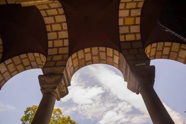 Belgrad, Sırbistan: Arka planda St. Mark Kilisesi, Tasmajdan Parkı — Stok fotoğraf