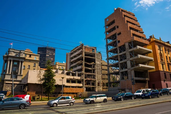 Belgrado, Serbia: El edificio del Ministerio de Defensa yugoslavo, que muestra los daños causados por el bombardeo de Yugoslavia por la OTAN —  Fotos de Stock