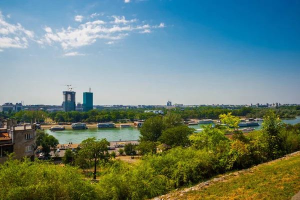 Belgrado, Serbia: Parque Kalemegdan en la confluencia del río Sava y el Danubio . — Foto de Stock