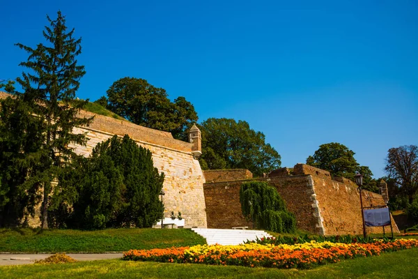 Kalemegdan, Bělehrad, Srbsko: Bělehradská pevnost se skládá ze staré citadely a Kalemegdanského parku na soutoku řeky Sávy a Dunaje. — Stock fotografie