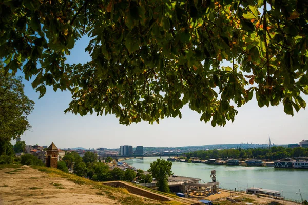 Belgrado, Serbia: Parque Kalemegdan en la confluencia del río Sava y el Danubio . — Foto de Stock