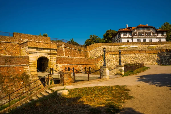 Kalemegdan, Belgrado, Sérvia: Fortaleza de Belgrado consiste na antiga cidadela e Parque Kalemegdan na confluência do rio Sava e Danúbio . — Fotografia de Stock