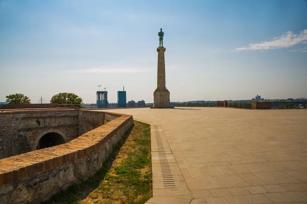 Belgrad, Serbia: Niezidentyfikowani ludzie na Statule Zwycięstwa w Belgradzie. Wzniesiony w 1928 roku dla upamiętnienia zwycięstw Królestwa Serbii nad Imperium Osmańskim — Zdjęcie stockowe