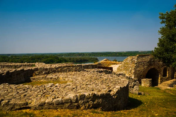 Kalemegdan, Belgrade, Serbie : La forteresse de Belgrade se compose de l'ancienne citadelle et du parc Kalemegdan au confluent de la Sava et du Danube . — Photo
