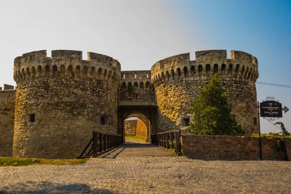Белград, Сербия: Ворота и мост, крепость Калемегдан в Белграде — стоковое фото
