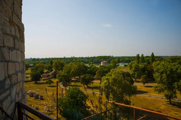 Kalemegdan, Beograd, Serbia: Benteng Beograd terdiri dari benteng tua dan Taman Kalemegdan di pertemuan Sungai Sava dan Donau . — Stok Foto