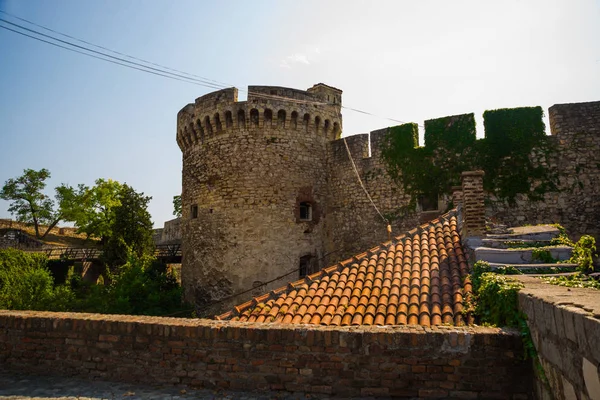 Belgrad, Serbia: Portti ja silta, Kalemegdan linnoitus Belgradissa — kuvapankkivalokuva