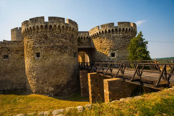 Belgrad, Serbien: Tor und Brücke, Kalemegdan-Festung in Belgrad — Stockfoto