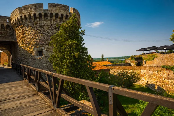 Belgrad, Serbia: Portti ja silta, Kalemegdan linnoitus Belgradissa — kuvapankkivalokuva