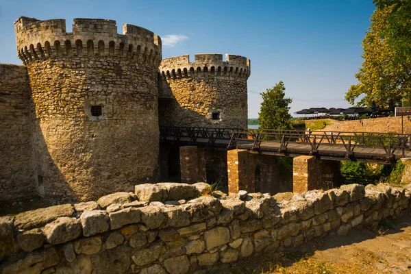 Belgrad, Serbia: Portti ja silta, Kalemegdan linnoitus Belgradissa — kuvapankkivalokuva