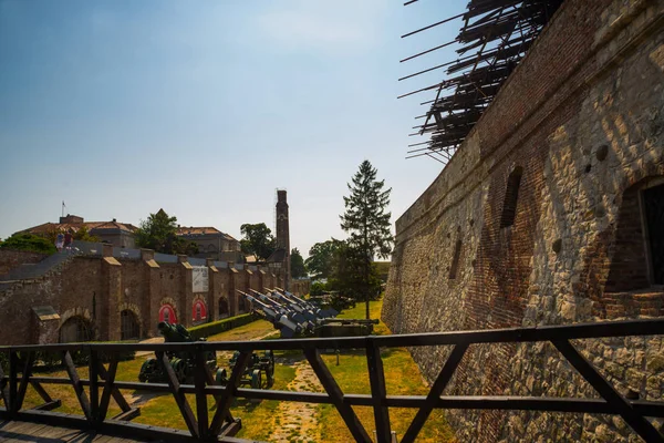 Kalemegdan, Belgrado, Serbia: Inner Gate. Fortaleza de Belgrado consiste en la antigua ciudadela y Parque Kalemegdan en la confluencia del río Sava y el Danubio . — Foto de Stock