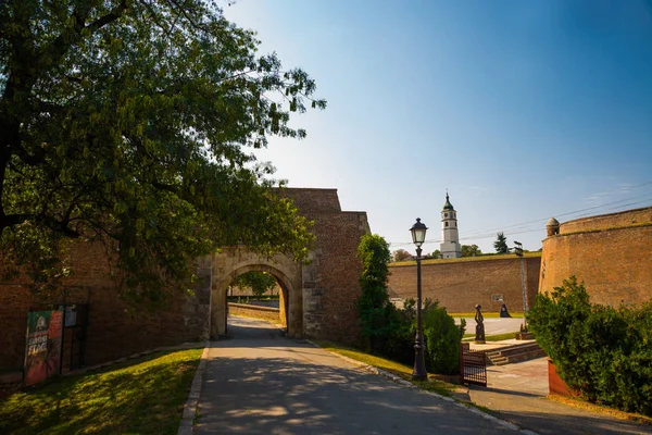 Kalemegdan, Belgrado, Serbia: Inner Gate. Fortaleza de Belgrado consiste en la antigua ciudadela y Parque Kalemegdan en la confluencia del río Sava y el Danubio . — Foto de Stock