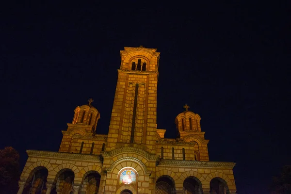 Belgrado, Sérvia: Igreja de São Marcos ao fundo, Parque Tasmajdan. Paisagem noturna . — Fotografia de Stock
