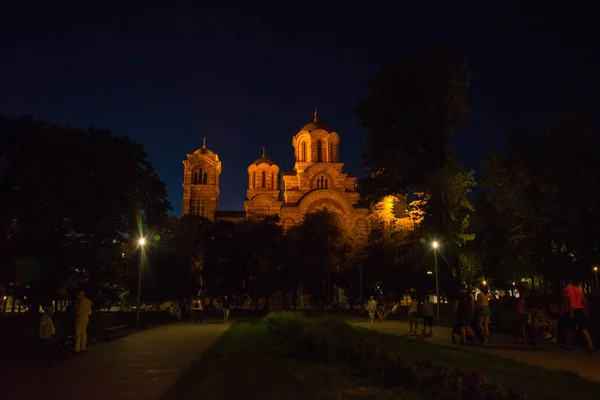 Belgrade, Serbie : Eglise Saint-Marc en arrière-plan, Parc Tasmajdan. Paysage nocturne . — Photo