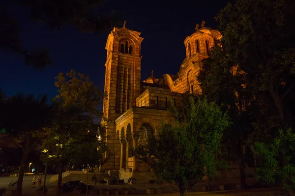 Belgrado, Serbia: Iglesia de San Marcos en el fondo, Tasmajdan Park. Paisaje nocturno . — Foto de Stock