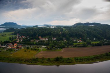Bastei 'den Elbe Nehri' ne ve Kurort Rathen 'a, Ulusal Park Sakson İsviçre, Almanya' ya bakın. Elbe Nehri 'nin üzerinde sis var..