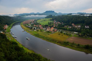 Rathen Resort 'un güzel manzarası ve Almanya, Sakson İsviçre' deki Bastei 'den Elbe.