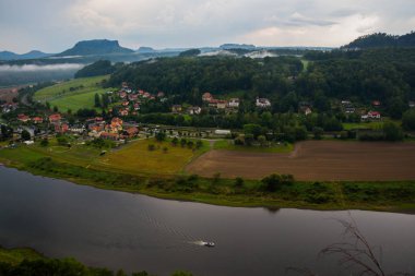 Bastei 'den Elbe Nehri' ne ve Kurort Rathen 'a, Ulusal Park Sakson İsviçre, Almanya' ya bakın. Elbe Nehri 'nin üzerinde sis var..