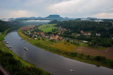 Rathen Resort 'un güzel manzarası ve Almanya, Sakson İsviçre' deki Bastei 'den Elbe.