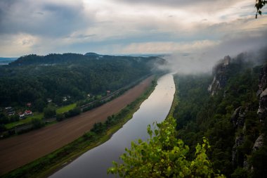 Almanya, Sakson İsviçre 'deki Bastei' den Elbtal ve Elbe 'ye bakın.