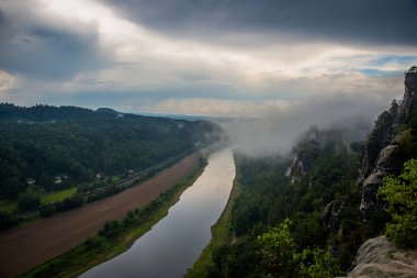 Almanya, Sakson İsviçre 'deki Bastei' den Elbtal ve Elbe 'ye bakın.