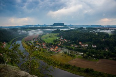 Rathen Resort 'un güzel manzarası ve Almanya, Sakson İsviçre' deki Bastei 'den Elbe.