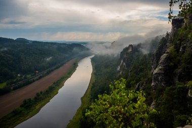 Almanya, Sakson İsviçre 'deki Bastei' den Elbe nehrinin güzel manzarası.