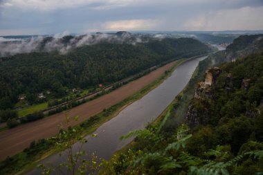 Almanya, Sakson İsviçre 'deki Bastei' den Elbtal ve Elbe 'ye bakın.