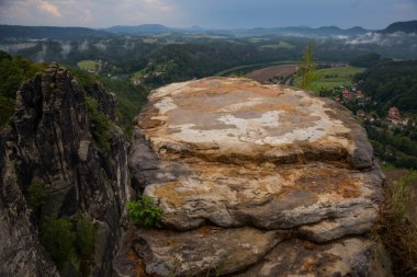 Sakson İsviçre, Almanya: Bastei 'ye, Elbe Nehri' ne ve Ulusal Park Sakson İsviçre 'ye bir bakış açısı. Elbe Nehri 'nin üzerinde sis var..