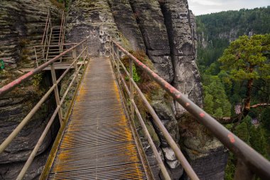 Kayalıklarda güzel bir köprü. Bastei Sakson İsviçre, Almanya 'da sallanıyor.
