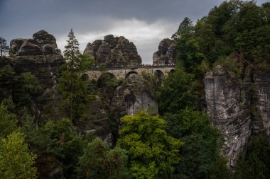 Bastei - Bastei Köprüsü 'ndeki Sakson İsviçre Ulusal Parkı' ndaki güzel kaya oluşumunun görüntüsü - Dresden ve Rathen yakınlarındaki Elbe Sandstone Dağları - Almanya.
