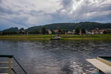 Kurort Rathen, Almanya: Feribot Elbe Nehri 'ni geçiyor. Ulusal Park Sakson İsviçre 'de bastey kayaları olan güzel bir manzara..