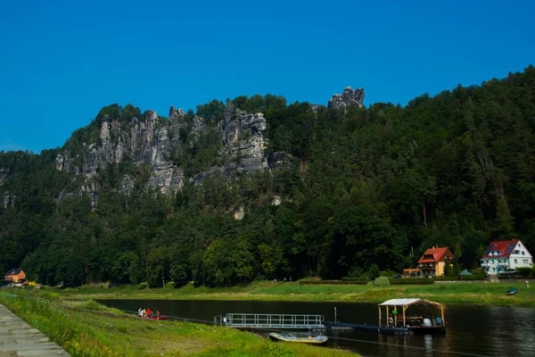 Kurort Rathen, Alemania: Hermoso paisaje con rocas bastardas en el Parque Nacional Sajón Suiza . — Foto de Stock
